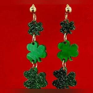 5/20 Green Clover Dangle Earrings 🍀